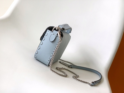 フェンディバッグ側面デザイン